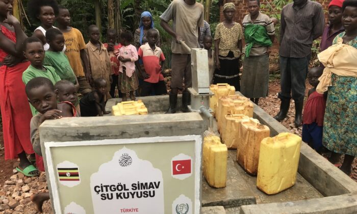 (Özel) Simavlı hayırseverler Uganda’ya temiz su kuyusu kazandırdı