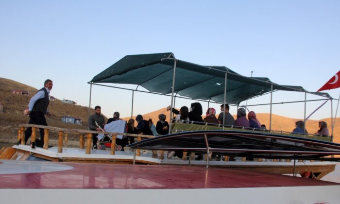 (Özel) Sulama amaçlı yapılan gölde ‘Diriliş’ adlı tekne, ilçe nüfusunun 15 katı turist ağırladı