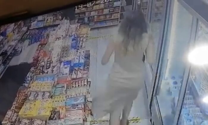 (Özel) Taksim’de kadını taciz eden şahsa dayak kamerada