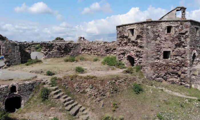 (Özel) Tarihi Rumeli Feneri Kalesi ahıra döndü