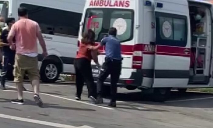 (Özel) Ümraniye’de sinir krizi geçiren kadın, polis ve sağlık ekiplerine zor anlar yaşattı