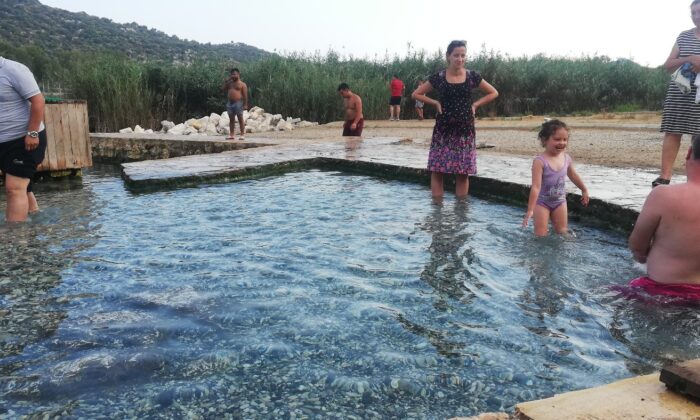 (Özel) Ününü duyan şifa için bu havuza koşuyor, 1 dakika kalıp kendini dışarı atıyor