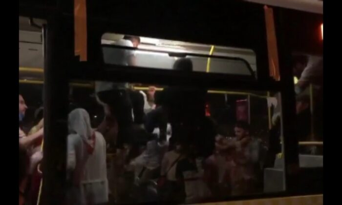(Özel) Üsküdar’da otobüste tekmelerin havada uçuştuğu maske takma kavgası kamerada