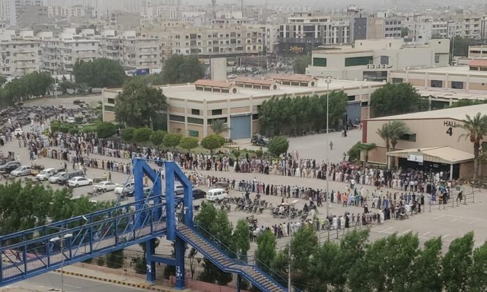 Pakistan’da vatandaşlar Covid-19 aşı merkezinde yüzlerce metrelik kuyruk oluşturdu