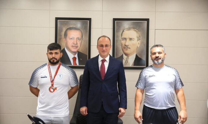 Pamukkale Belediyesporlu rekortmen halterciye milli davet