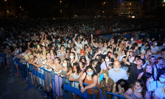 Pandemi sonrası İskenderunlular Ferhat Göçer konseri ile coştu