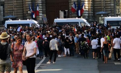 Paris’te aşı karşıtlarından Senato önünde protesto