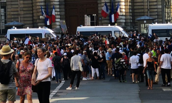 Paris’te aşı karşıtlarından Senato önünde protesto