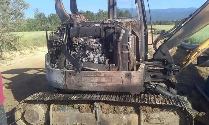 Park halendeki iş makinesi yanarak hurdaya döndü
