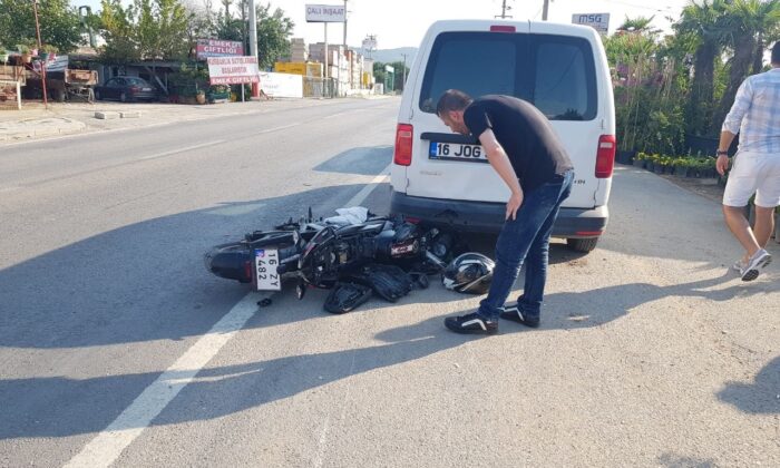 Park halindeki araca çarpan motosikletin sürücüsü ölümden döndü