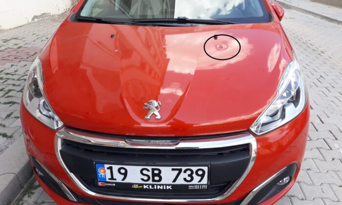 Park halindeki araca yorgun mermi isabet etti