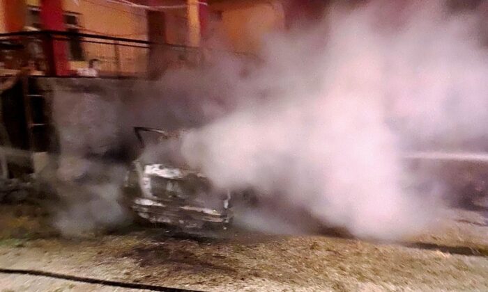 Park halindeki otomobil yanarak kullanılamaz hale geldi