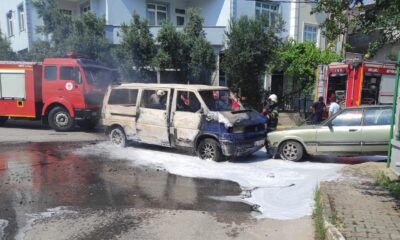 Park halindeki otomobile çarpan minibüs alev alev yandı
