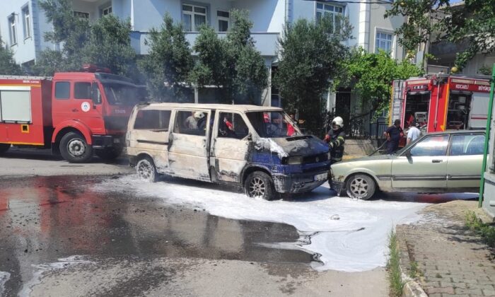 Park halindeki otomobile çarpan minibüs alev alev yandı
