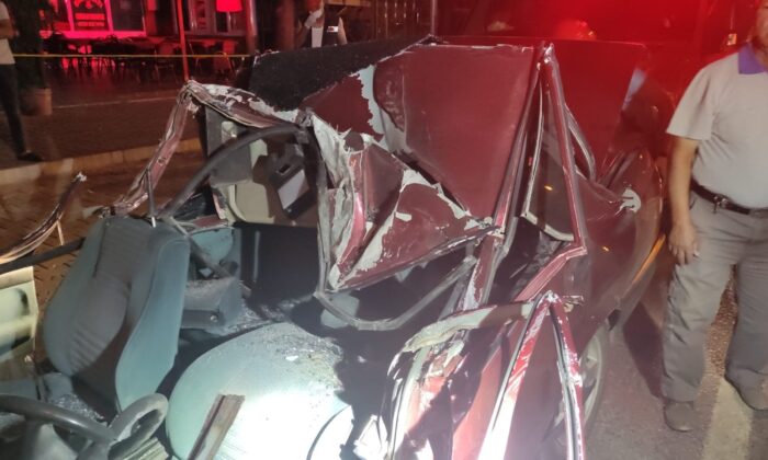 Park halindeki tıra çarpan otomobil sürücüsü hayatını kaybetti