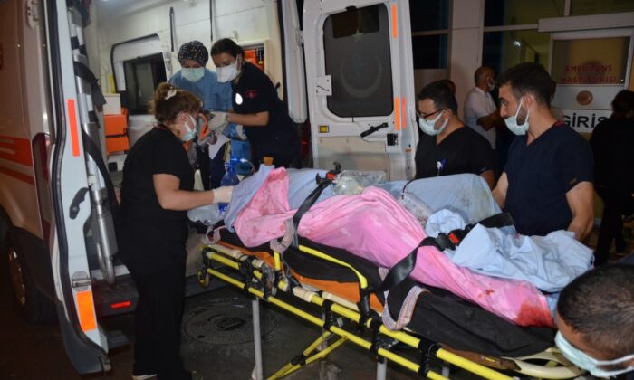 Parkta alkol alırken ateş yakan şahıs kendini yaktı