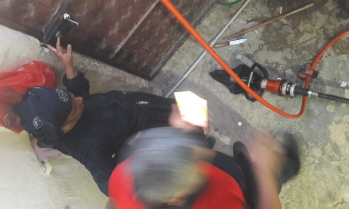 Parmakları demir kapıya sıkışan kadını itfaiye kurtardı