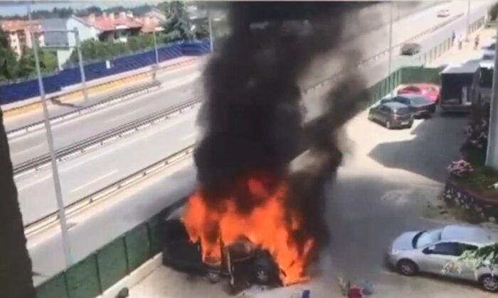 Patlama sesi ile pencereye çıkanlar alev topunu görünce telefona sarıldı