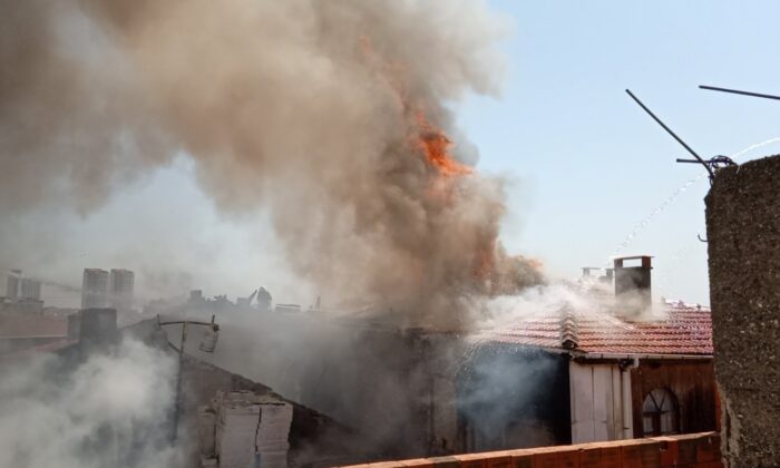 Pendik’te binanın çatısının alev alev yandığı anlar kamerada