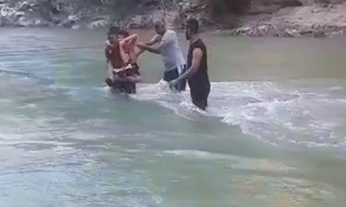 Piknik yaparken sular yükseldi, vatandaşlar mahsur kaldı