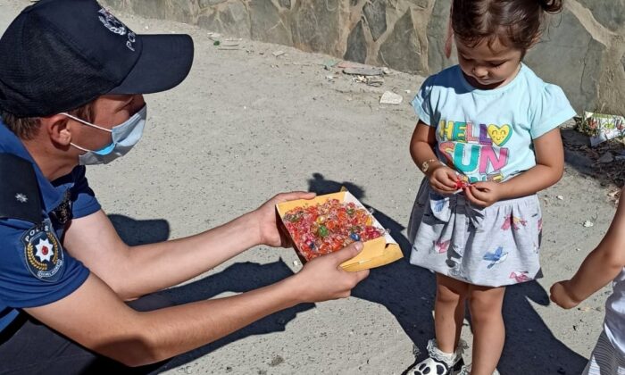 Polis ekiplerinden çocuklara bayram şekeri