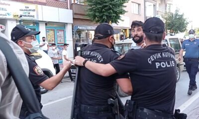 Polisler görevini yapan gazetecileri tartakladı