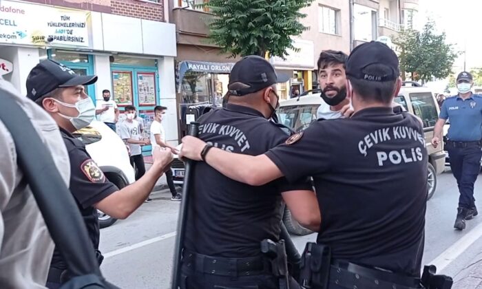 Polisler görevini yapan gazetecileri tartakladı