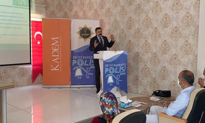 Polisten uyuşturucuyla mücadele bilgilendirmesi