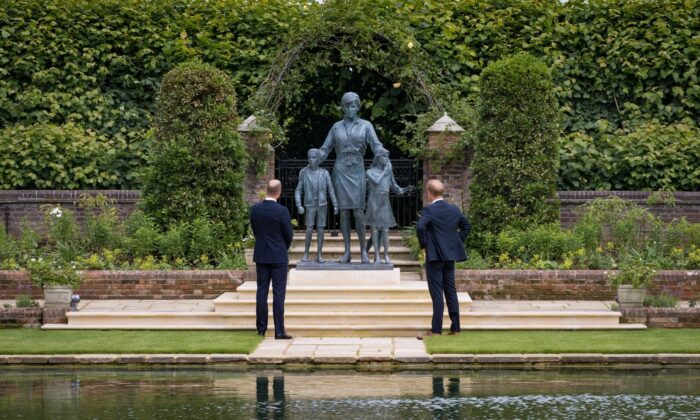 Prenses Diana’nın heykeli Londra’da açıldı