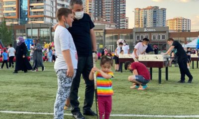 Pursaklar Belediye Başkanı Çetin, çocuklarla çim hokeyi oynadı