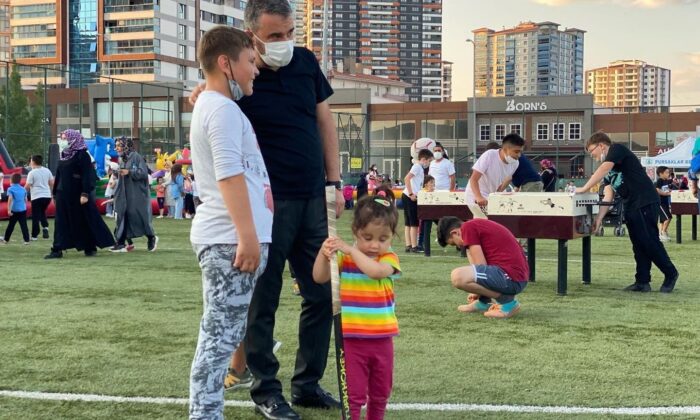 Pursaklar Belediye Başkanı Çetin, çocuklarla çim hokeyi oynadı