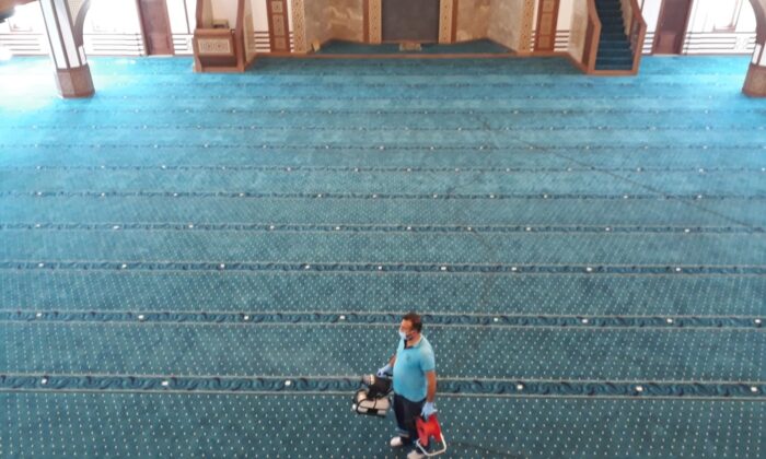 Pursaklar Belediyesi dezenfeksiyon çalışmalarını aralıksız sürdürüyor