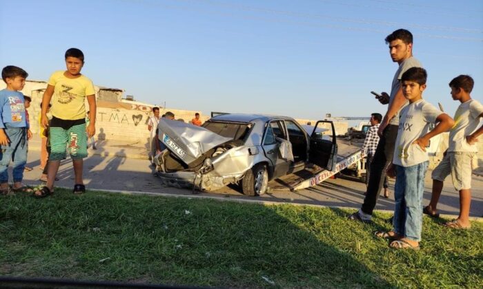 Refüje çarpan otomobildeki 3 kişi yaralandı