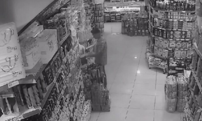 Reyondaki parfümü önce kokladı sonra çaldı