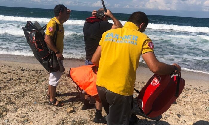 Riva’da boğulma tehlikesi geçiren genç, uzun uğraşlar sonucu kurtarıldı