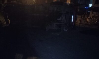 Rize’de çay yüklü kamyon yola devrildi, tonlarca çay yola döküldü