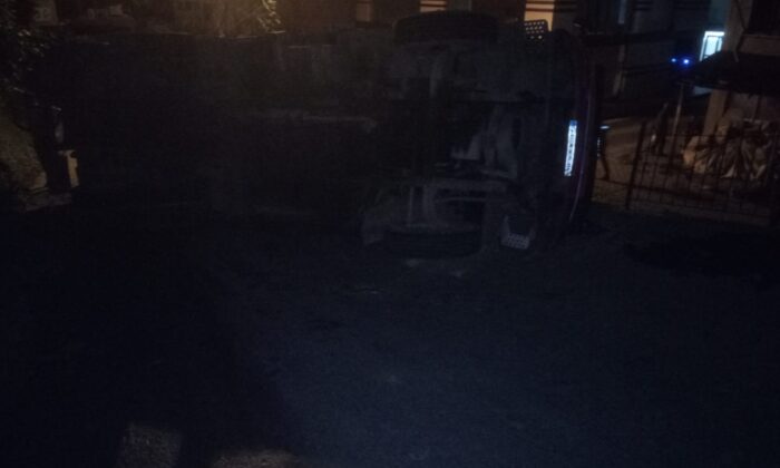 Rize’de çay yüklü kamyon yola devrildi, tonlarca çay yola döküldü