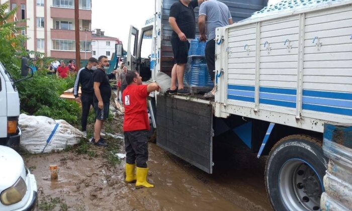 Rize’deki selzedelere destek olan Kızılay Artvin’e de uzman ekiplerini gönderdi