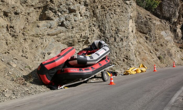 Römorka bağlı rafting botu devrildi: 2’si ağır 4 yaralı