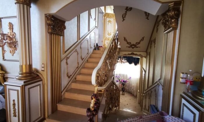 Rus trafik polisinin evinden altın kaplama tuvalet çıktı