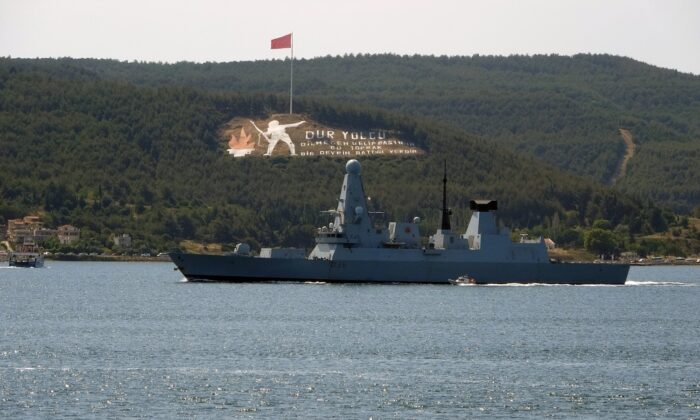 Rusya’nın Kardeniz’de ateş açtığı İngiliz savaş gemisi ‘HMS Defender’ Çanakkale’de