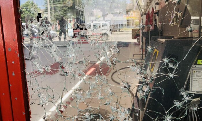 Sabah iş yerine gelen esnaf, dükkanını kurşunlanmış halde buldu