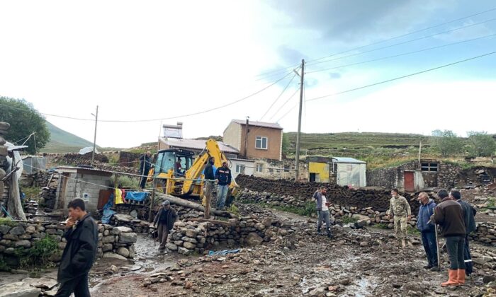 Sağanak ve dolu yağışı sonrası Hanak ilçesi sele teslim oldu