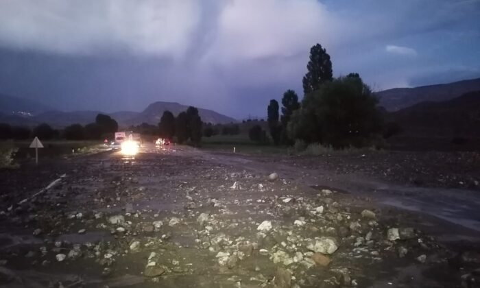 Sağanak yağış sele neden oldu, karayolu ulaşıma kapandı