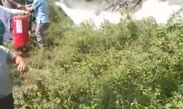 Sağlık çalışanları yangın tüpleri ile yanan ormanı söndürmeye koştu