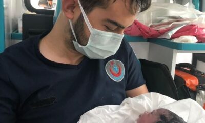 Sağlık görevlileri ambulansta doğum yaptırdı