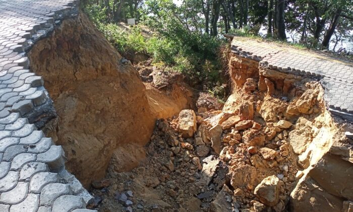 Sahil şeridinde yol çöktü