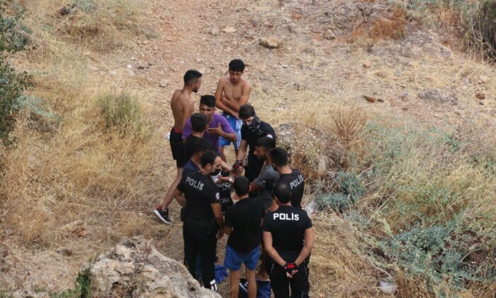 Sahilde vatandaşların dalgınlığından faydalandılar, polisin hızından kaçamadılar