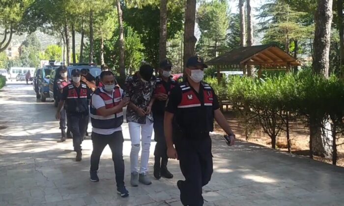 Sahte jandarmalar dolandırdıkları altınları bozdururken yakalandı