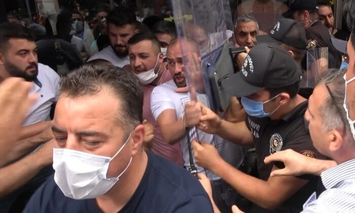 Sahte marka baskını yapan polisle esnaf arasında gerginlik: 5 gözaltı